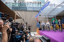 910550 Afbeelding van de opening van de fietsenstalling onder het Stationsplein te Utrecht, met rechts directeur ...